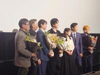 撮影に応じる（左から）田﨑竜太監督、山崎潤、賀集利樹、要潤、藤田瞳子、柴田明良、白倉伸一郎プロデューサー