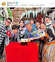 若々しい髪色の宮川大輔と出川哲朗（左から１、４人目）。「世界の果てまでイッテＱ！」公式インスタグラム＠ｉｔｔｅｑ＿ｎｔｖより