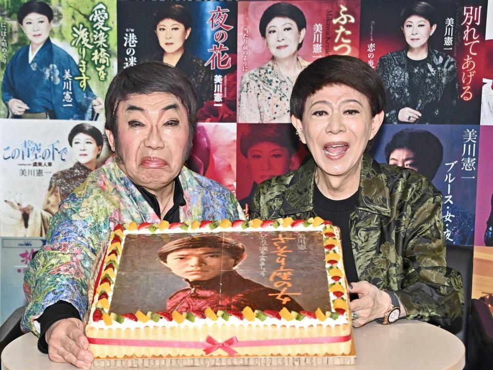誕生日ケーキの前で笑顔を見せる美川憲一（右）とコロッケ（撮影・持木克友）