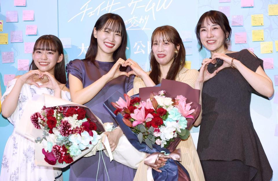 笑顔の（左から）岡本望来、菅井友香、中村ゆりか、伊藤歩（撮影・佐々木彰尚）