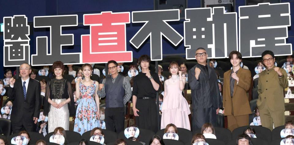 （左から）川村泰祐監督、大地真央、泉里香、市原隼人、山下智久、福原遥、長谷川忍、岩﨑大昇、高橋克典（撮影・伊藤笙子）