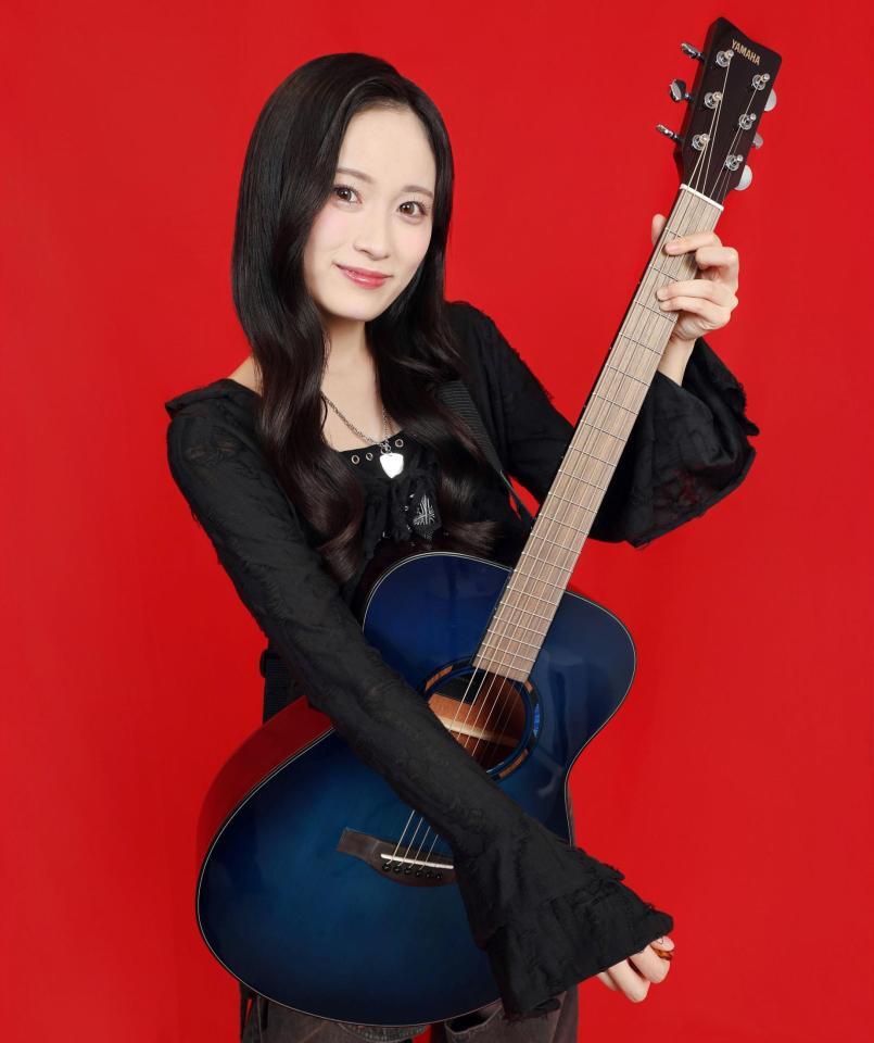 ギタリストとしてステージに立つ奥本カイリ（撮影・石井剣太郎）