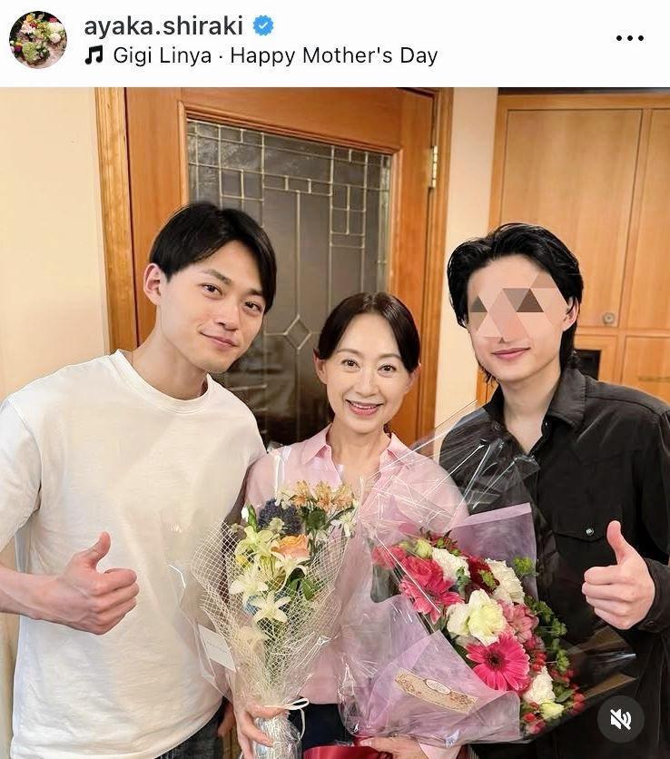 俳優の長男・翔貴（左）と三男と。中山秀征の妻・白城あやか（中央）のインスタグラム＠ａｙａｋａ．ｓｈｉｒａｋｉ（５月１３日付）より