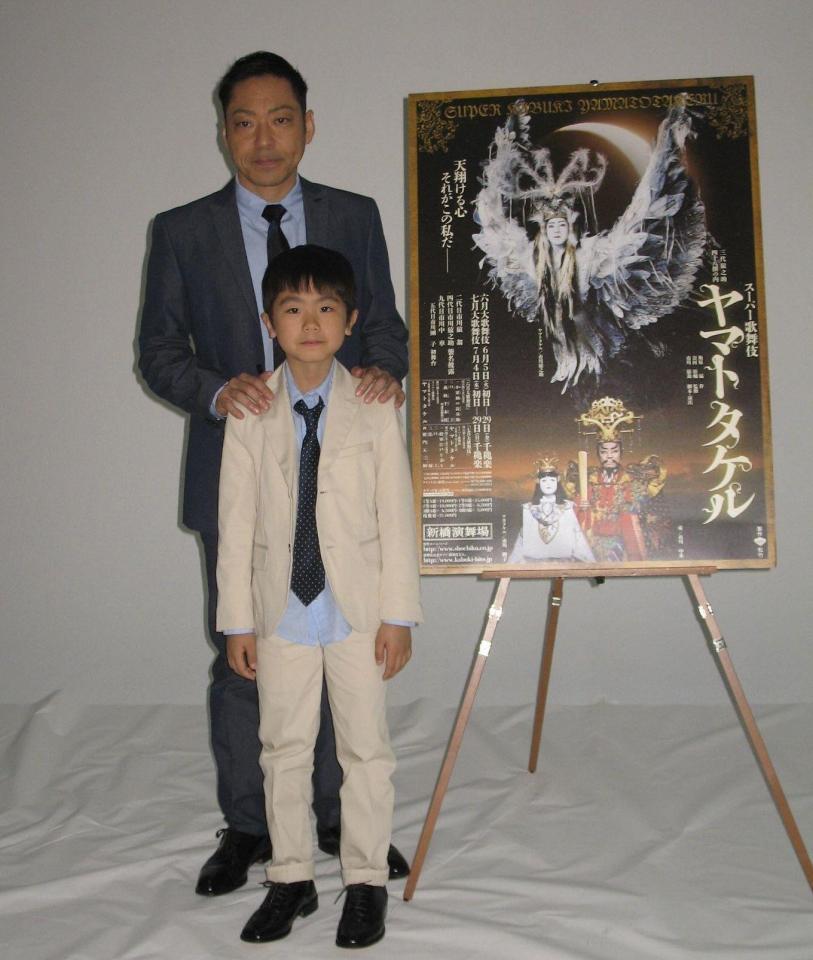 ２０１２年５月、襲名披露会見で。市川中車を継ぐ香川照之と長男で市川團子を継ぐ政明