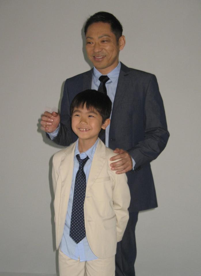 ２０１２年５月、襲名披露会見で。市川中車を継ぐ香川照之と長男で市川團子を継ぐ政明