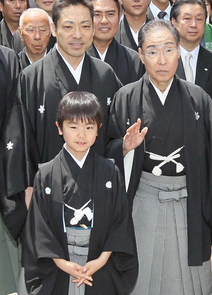 ２０１２年５月、浅草寺でお練りを行った市川猿翁さん、市川中車、市川團子
