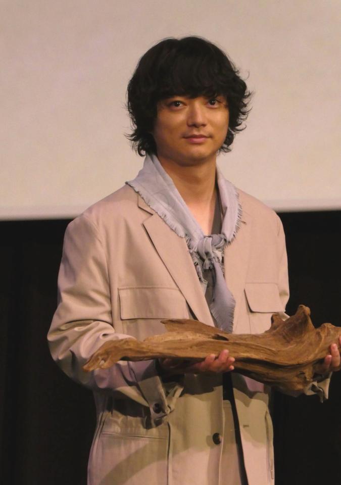流木を持って登場した染谷将太