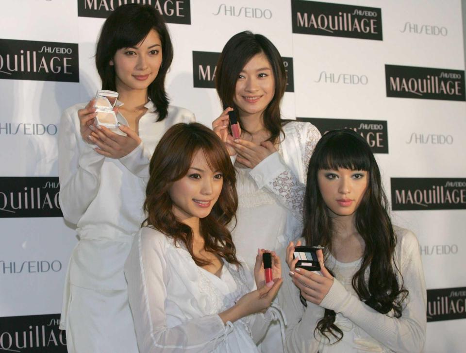 伊東美咲（後列左）＝２００５年１２月