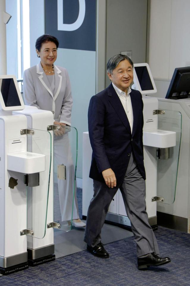 全国植樹祭の式典出席などのため、松山空港に到着された天皇、皇后両陛下＝16日午前（代表撮影）