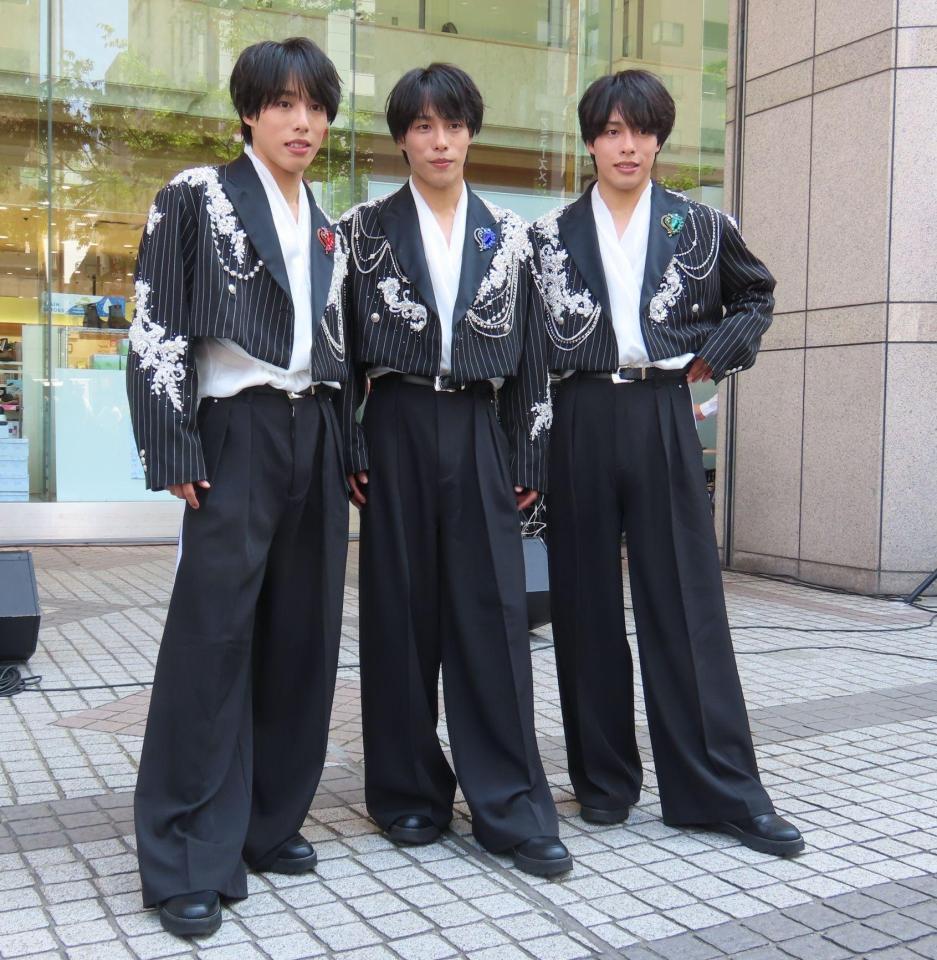 デビュー曲「ＤＡＩＳＵＫＩ」お披露目イベントを行った佐藤三兄弟の（左から）長男・綾人、次男・颯人、三男・嘉人