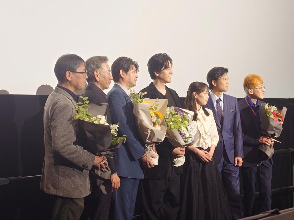 撮影に応じる（左から）田﨑竜太監督、山崎潤、賀集利樹、要潤、藤田瞳子、柴田明良、白倉伸一郎プロデューサー