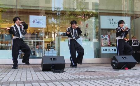 デビュー曲「ＤＡＩＳＵＫＩ」お披露目イベントを行った佐藤三兄弟の（左から）長男・綾人、次男・颯人、三男・嘉人