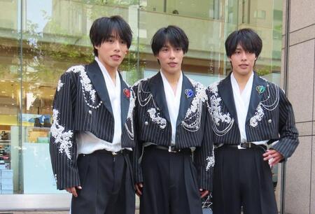 デビュー曲「ＤＡＩＳＵＫＩ」お披露目イベントを行った佐藤三兄弟の（左から）長男・綾人、次男・颯人、三男・嘉人