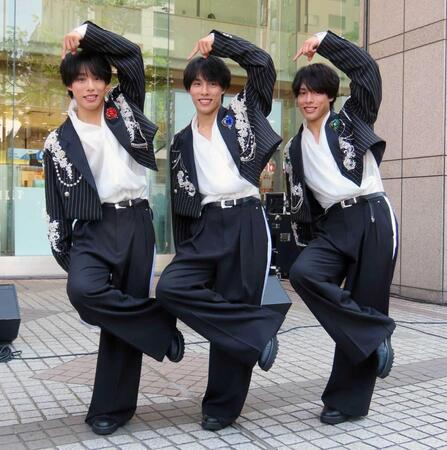 デビュー曲お披露目イベントを行った佐藤三兄弟の（左から）長男・綾人、次男・颯人、三男・嘉人