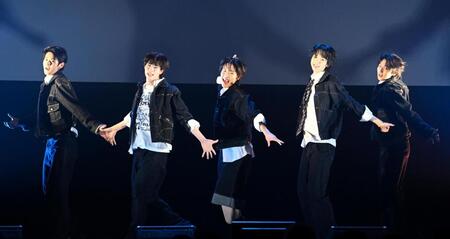 ショーケースライブを開催したＡｍｂｉＯの（左から）ルウォン、テツ、ギウォン、ジス、スンサン（撮影・堀内翔）