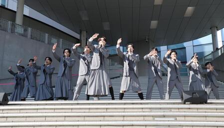 お披露目イベントで熱唱するＣｌｏｕｄ　ｔｅｎ（撮影・西岡正）