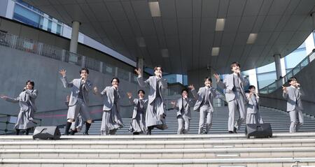お披露目イベントで熱唱するＣｌｏｕｄ　ｔｅｎ（撮影・西岡正）