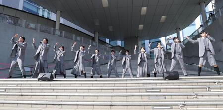 お披露目イベントで熱唱するＣｌｏｕｄ　ｔｅｎ（撮影・西岡正）