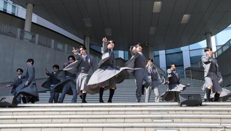 お披露目イベントで熱唱するＣｌｏｕｄ　ｔｅｎ（撮影・西岡正）