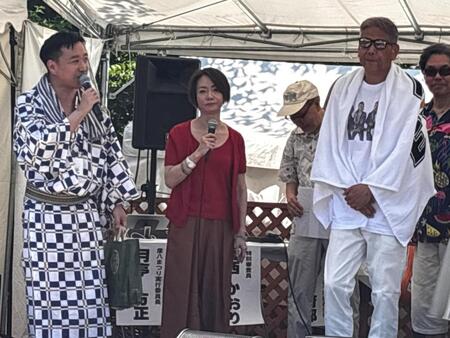 特別審査員を務めた香西かおり（中央）