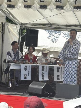 笑顔を見せる香西かおり（左から２人目）