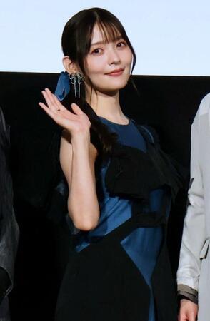 １６日、手を振る上坂すみれ