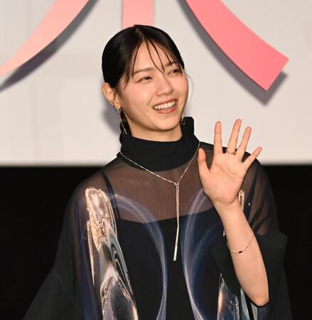 降壇するときに手を降る西野七瀬（撮影・堀内翔）