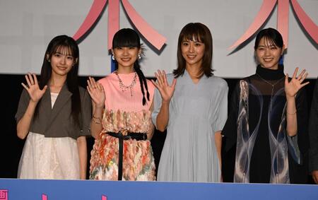 （左から）野澤しおり、山﨑七海、黒島結菜、西野七瀬、瀬々敬久監督（撮影・堀内翔）