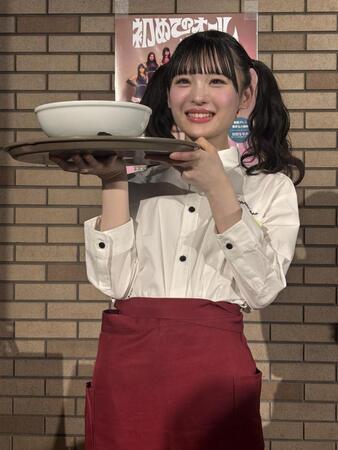 カプリチョーザの店員にふんした新澤菜央