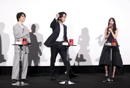 クイズに正解し喜ぶ中村倫也（中央）。左は神木隆之介、右は森川葵（撮影・石井剣太郎）