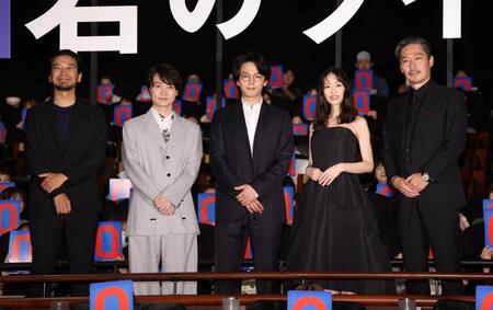 舞台あいさつに登壇した（左から）吉野耕平監督、神木隆之介、中村倫也、森川葵、坂東工（撮影・石井剣太郎）
