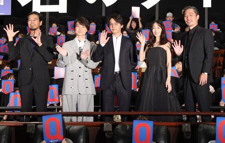（左から）吉野耕平監督、神木隆之介、中村倫也、森川葵、坂東工（撮影・石井剣太郎）