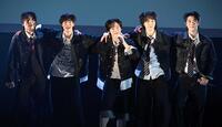 ショーケースライブを開催したＡｍｂｉＯの（左から）スンサン、テツ、ギウォン、ジス、ルウォン（撮影・堀内翔）　