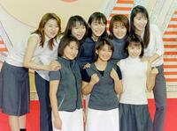 紅白初出場者会見に出席したモーニング娘。（前列左から）福田明日香、矢口真里、安倍なつみ。（後列左から）石黒彩、保田圭、市井紗耶香、中澤裕子、飯田圭織＝１９９８年１２月