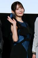１６日、手を振る上坂すみれ