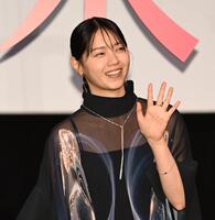 降壇するときに手を降る西野七瀬（撮影・堀内翔）