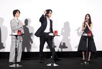 クイズに正解し喜ぶ中村倫也（中央）。左は神木隆之介、右は森川葵（撮影・石井剣太郎）