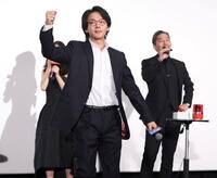 クイズに正解し喜ぶ中村倫也（撮影・石井剣太郎）