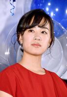 １７年４月、初主演の映画「夜空はいつでも最高密度の青色だ」の完成披露舞台あいさつを行った石橋静河