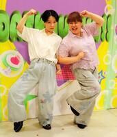 １０周年記念ウイークの千秋楽公演を終えた天才ピアニストの竹内知咲（左）、ますみ
