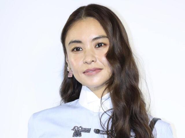 滝沢眞規子次女正装ドレスの輝きエグい