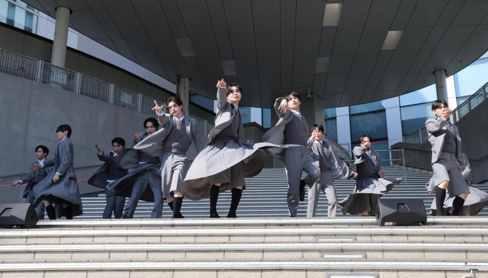 お披露目イベントで熱唱するＣｌｏｕｄ　ｔｅｎ（撮影・西岡正）