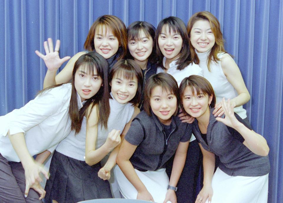 紅白初出場者会見に出席したモーニング娘。（前列左から）飯田圭織、安倍なつみ、福田明日香、矢口真里。（後列左から）中澤裕子、市井紗耶香、保田圭、石黒彩＝１９９８年１２月