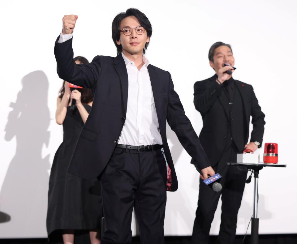 クイズに正解し喜ぶ中村倫也（撮影・石井剣太郎）