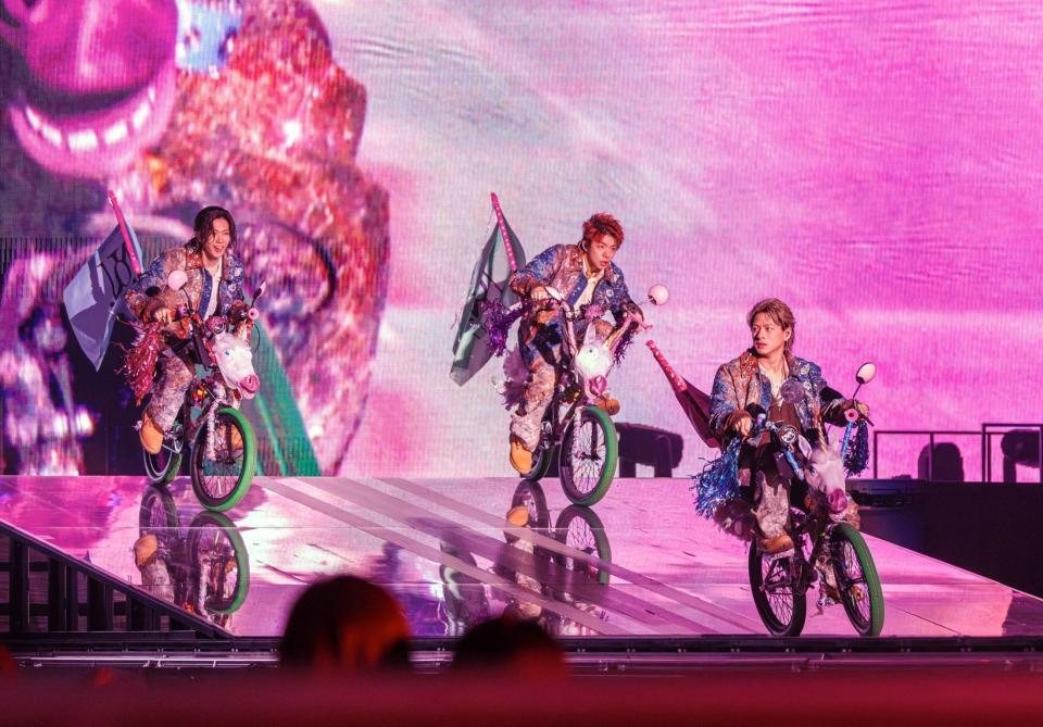ステージ上で自転車に乗るＮｕｍｂｅｒ＿ｉ（左から）神宮寺勇太、岸優太、平野紫燿