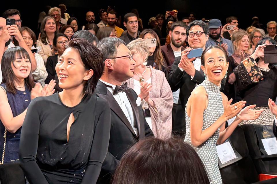 カンヌ国際映画祭で「ナギダイアリー」の公式上映後、喜びの表情を見せる（手前左から）松たか子さん、深田晃司監督、石橋静河さん＝13日、フランス・カンヌ（共同）