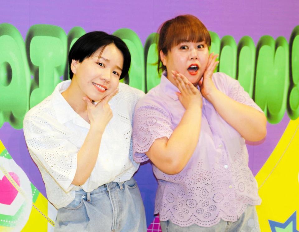 １０周年記念ウイークの千秋楽公演を終えた天才ピアニストの竹内知咲（左）、ますみ