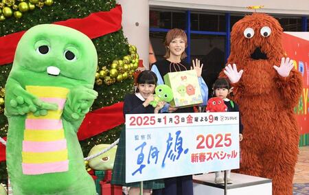 ２４年１２月、ドラマ「監察医　朝顔　２０２５　新春スペシャル」会見で笑顔を見せる（左から）ガチャピン、永瀬ゆずな、上野樹里、中村千歳、ムック