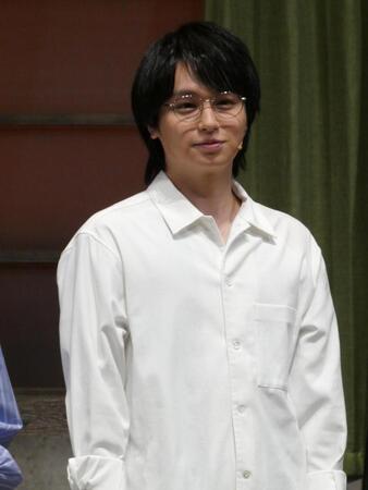 会見に登壇した伊野尾慧