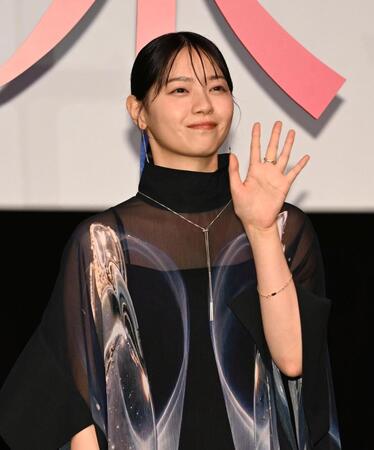 降壇する時に手を振る西野七瀬（撮影・堀内翔）